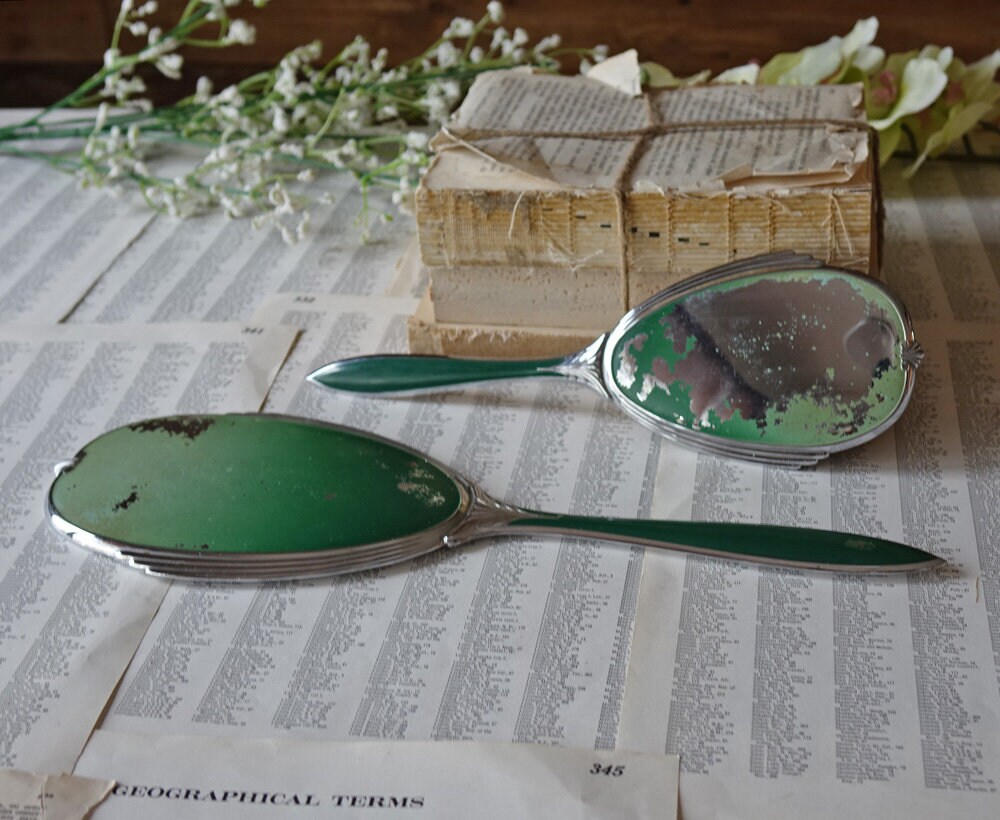 Vintage Grüne Waschtisch Set Bürste Und Spiegel Evans Case Company Antique Art Deco Hollywood Regency Grün Silber von Etsy - The1608shop
