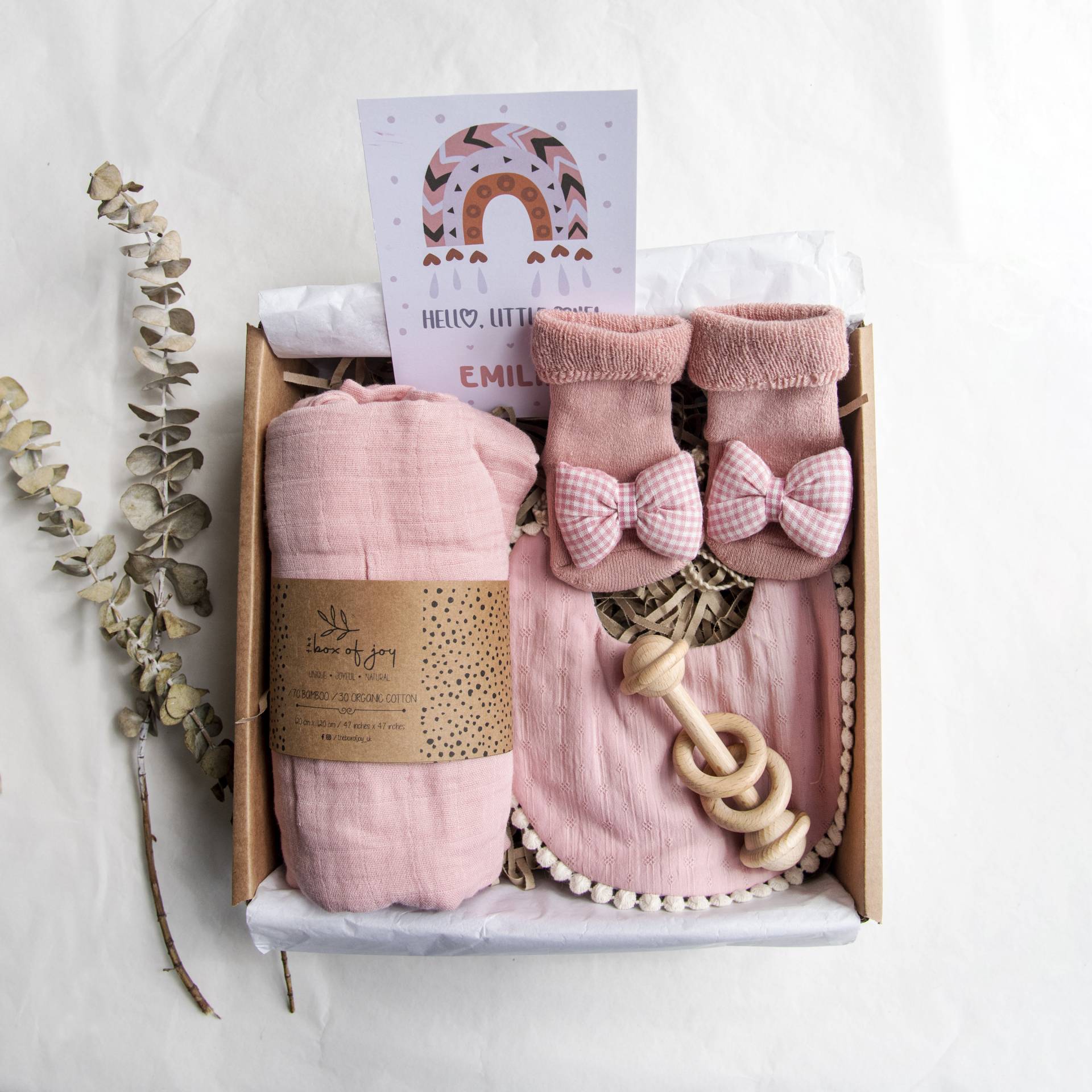 Rosa Baby-Geschenkbox, Wende-Lätzchen & Socken-Set, Holzrassel Und Personalisierte Karte, Bio-Baby-Geschenk, Babypartygeschenk Rosa Baby-Geschenkbox, Wende-Lätzchen & Socken-Set, Holzrassel Und Personalisierte Karte, Bio-Baby-Geschenk, Babypartygeschenk von Etsy - TheBoxOfJoy