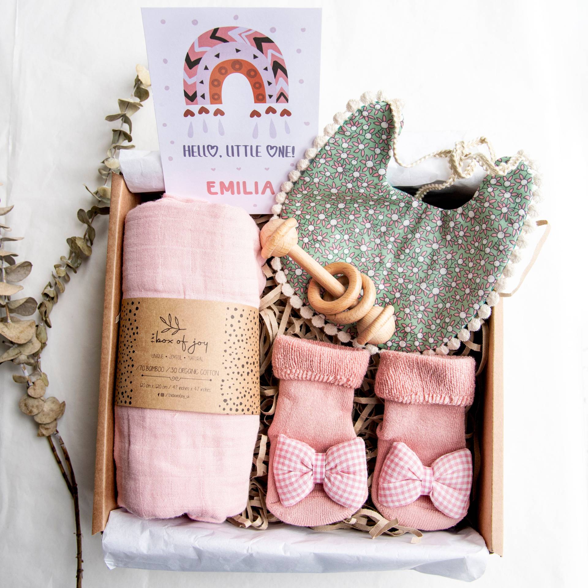 Rosa Baby-Geschenk-Box, Wendbare Lätzchen & Socken-Set, Holzrassel Und Personalisierte Karte, Bio-Baby-Geschenk, Baby-Dusche-Geschenk von Etsy - TheBoxOfJoy