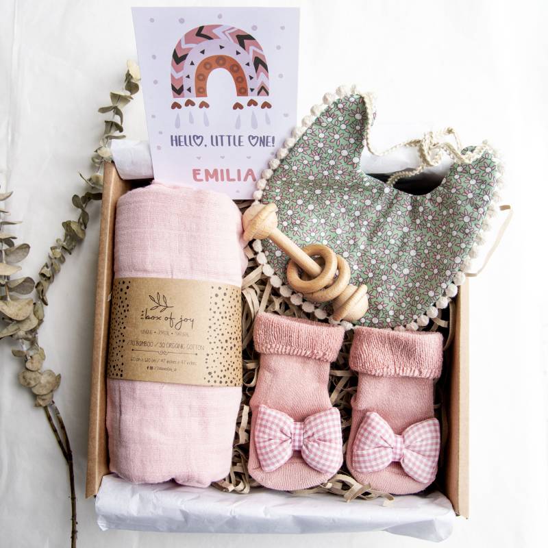 Rosa Baby-Geschenk-Box, Wendbare Lätzchen & Socken-Set, Holzrassel Und Personalisierte Karte, Bio-Baby-Geschenk, Baby-Dusche-Geschenk von Etsy - TheBoxOfJoy