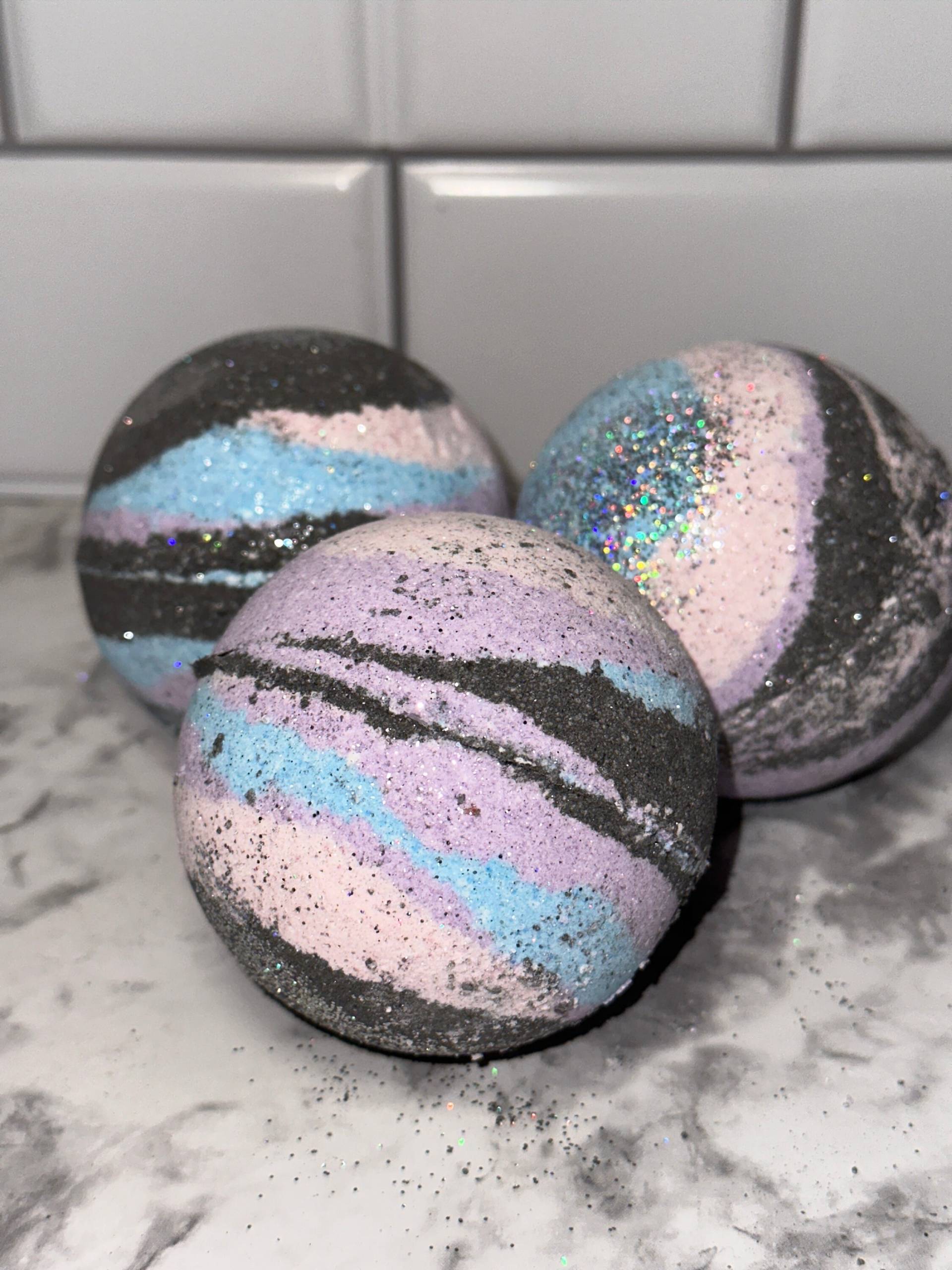 Galaxy Badebombe, Biologisch Abbaubare, Handgefertigte Glitzer-Badebombe, Entspannendes Spa-Aromatherapie-Bad, Feuchtigkeitsspendende Vegane Galaxy Badebombe, Biologisch Abbaubare, Handgefertigte Glitzer-Badebombe, Entspannendes Spa-Aromatherapie-Bad, Feuchtigkeitsspendende Vegane von Etsy - TheBrownYogi