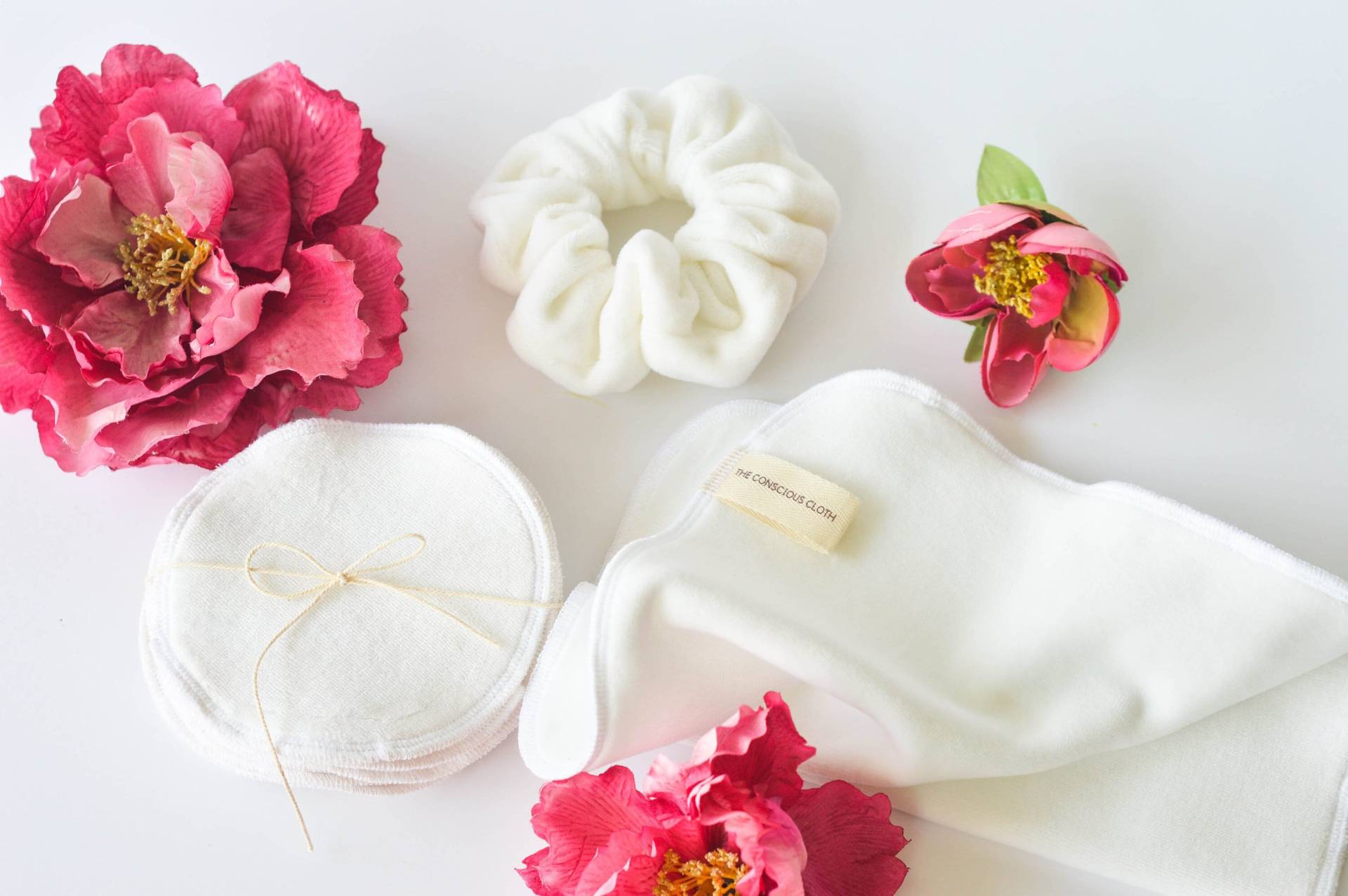 Bio New Mom Geschenk-Set Velour Stilleinlagen, Gesichtstuch & Scrunchie von Etsy - TheConsciousCloth