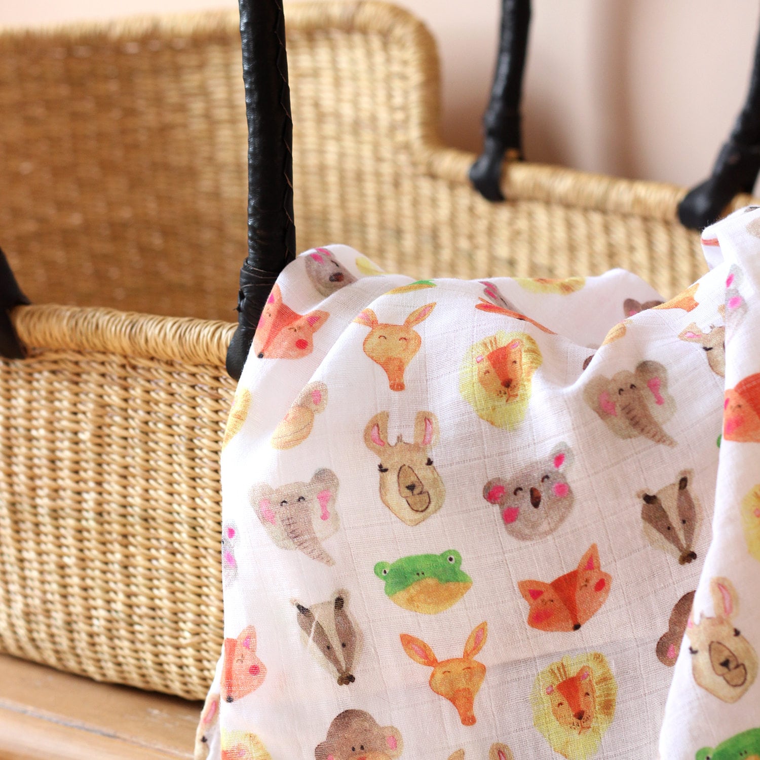 Musselin Swaddle Decke Tiere Wrap Musselin Swaddle Decke Tiere Wrap von Etsy - TheFoxintheAttic