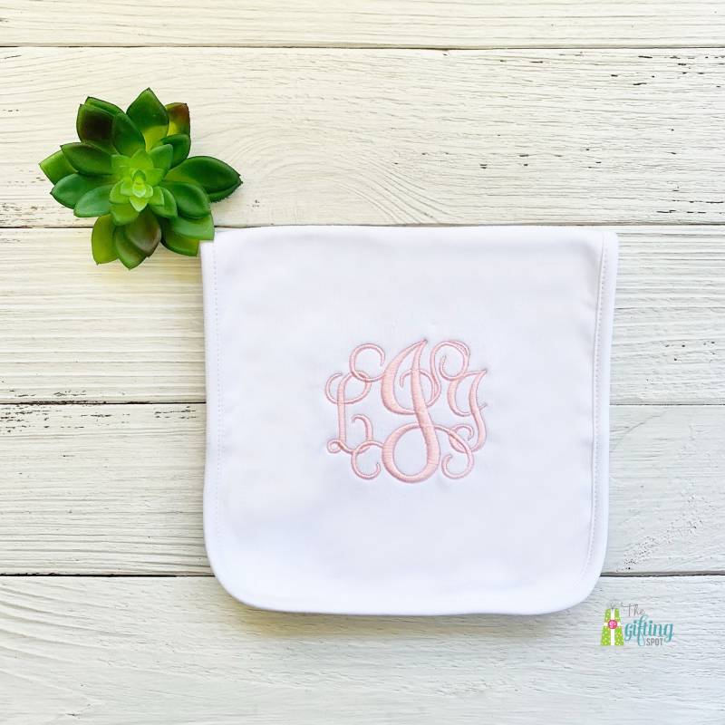 Einzigartiges Weißes Spucktuch, Baby Geschenk, Name Weiche Baumwolle Shower Neugeborene Monogramm Babyfütterung von Etsy - TheGiftingSpot