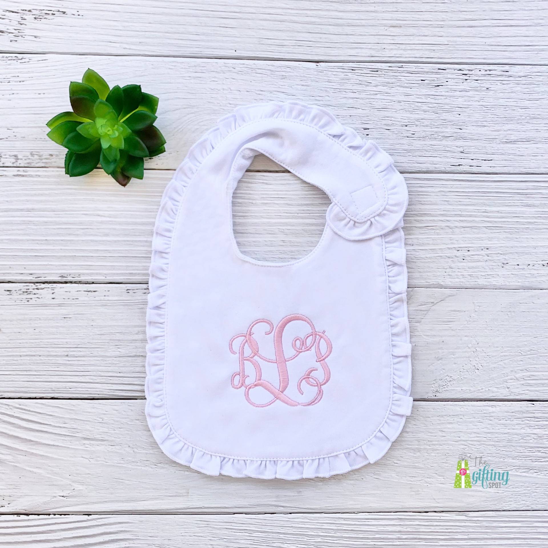 Monogramm Weiß Baby Rüschen Lätzchen, Personalisierte Mädchen Geschenk, Name Baby-Dusche-Geschenk, Benutzerdefinierte Fütterung Geschenk von Etsy - TheGiftingSpot