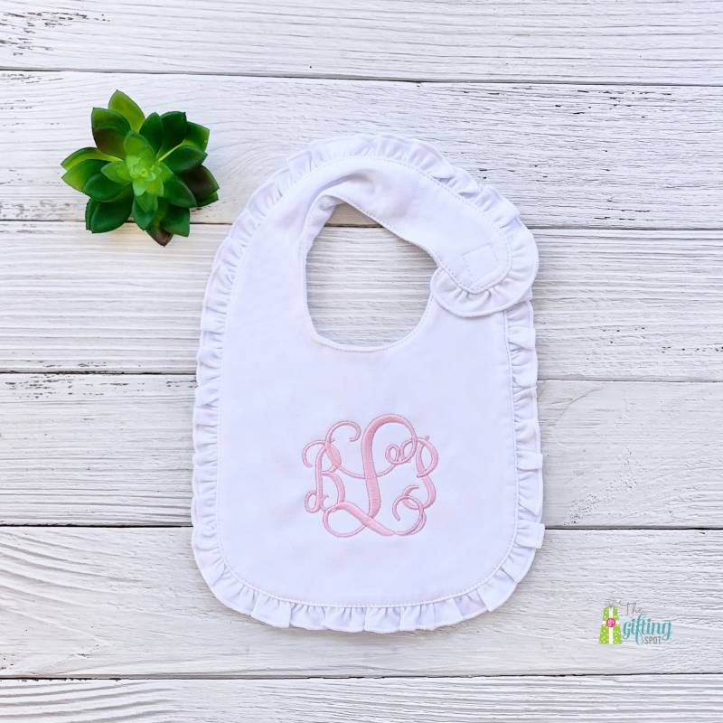 Monogramm Weiß Baby Rüschen Lätzchen, Personalisierte Mädchen Geschenk, Name Baby-Dusche-Geschenk, Benutzerdefinierte Fütterung Geschenk von Etsy - TheGiftingSpot