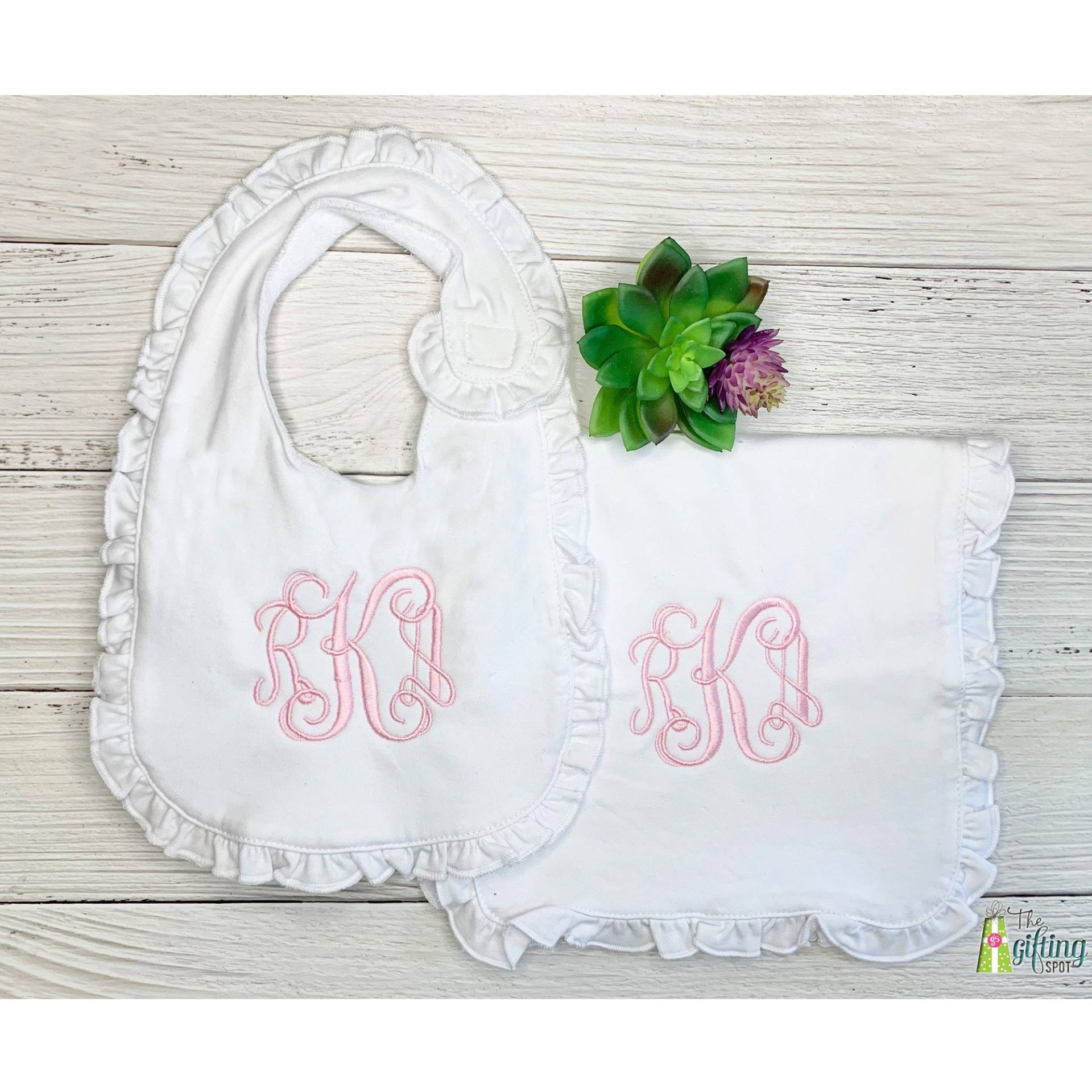 Monogrammiertes Weißes Rüschenlätzchen Und Spucktuch, Baby-Dusche-Geschenk, Personalisiertes Mädchen-Baby-Set, Benutzerdefinierte Babylätzchen von Etsy - TheGiftingSpot