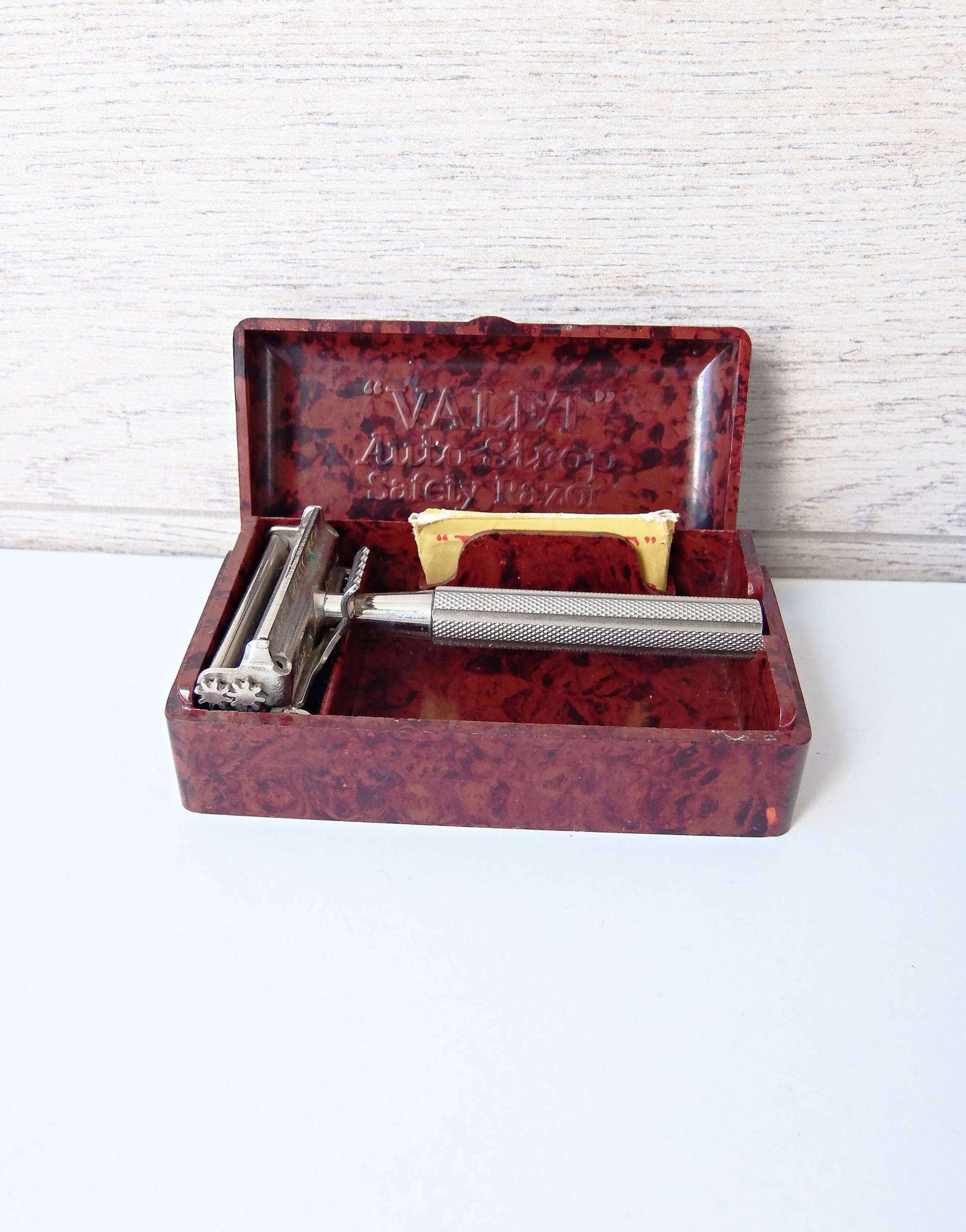 Vintage Valet Rasierer in Bakelit Box Vintage Valet Rasierer in Bakelit Box von Etsy - TheLostHomeland