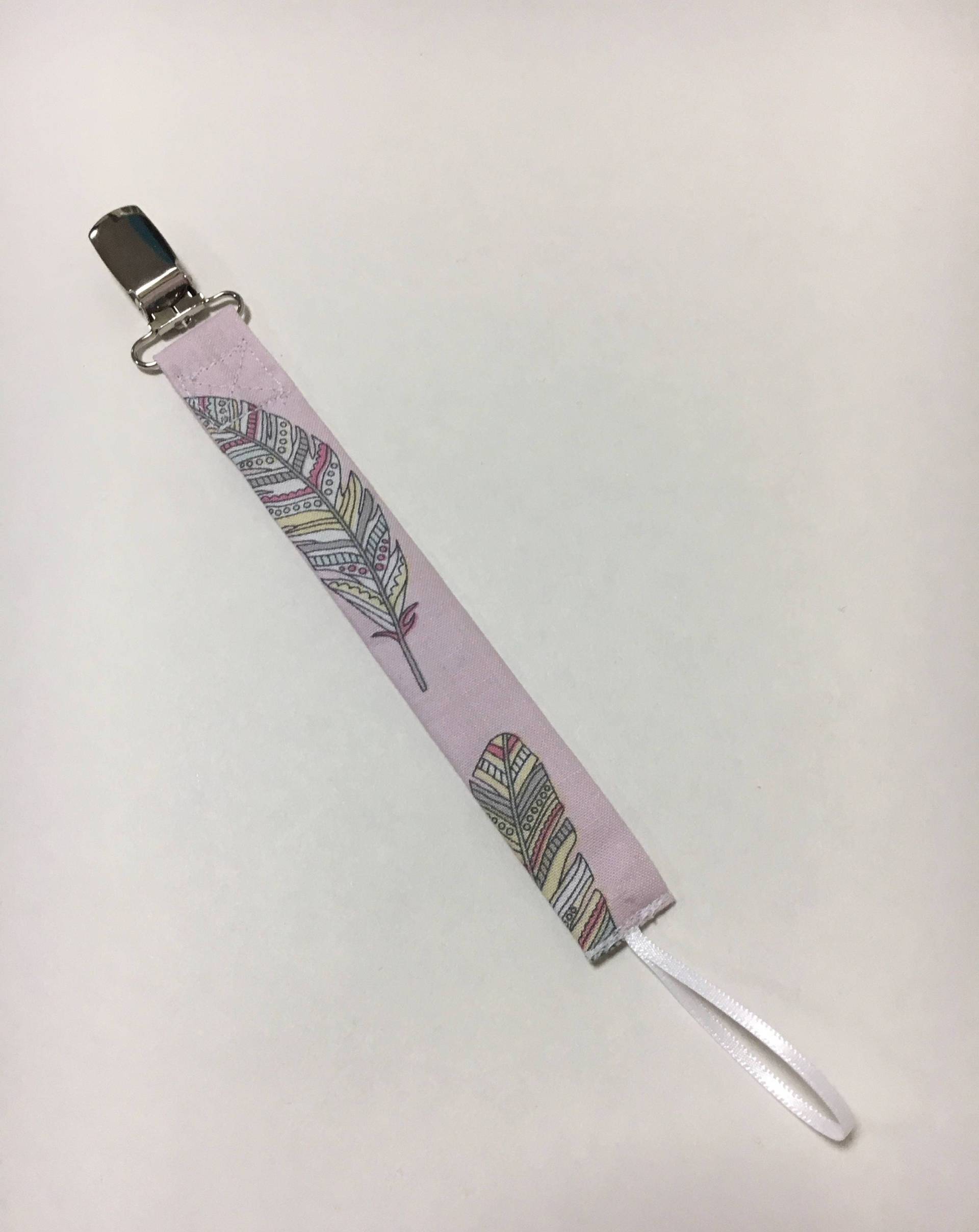Rosa Gefiederten Schnuller Clip Rosa Gefiederten Schnuller Clip von Etsy - TheMoonManShop