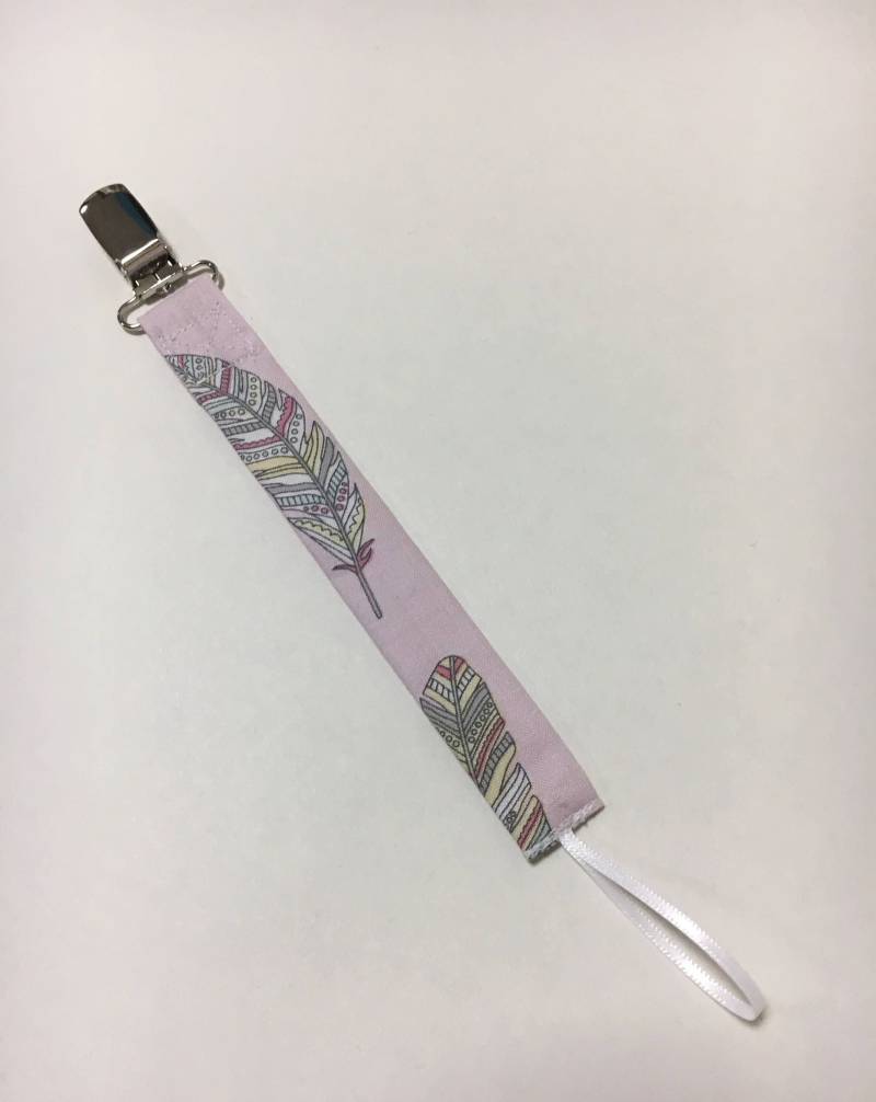 Rosa Gefiederten Schnuller Clip Rosa Gefiederten Schnuller Clip von Etsy - TheMoonManShop