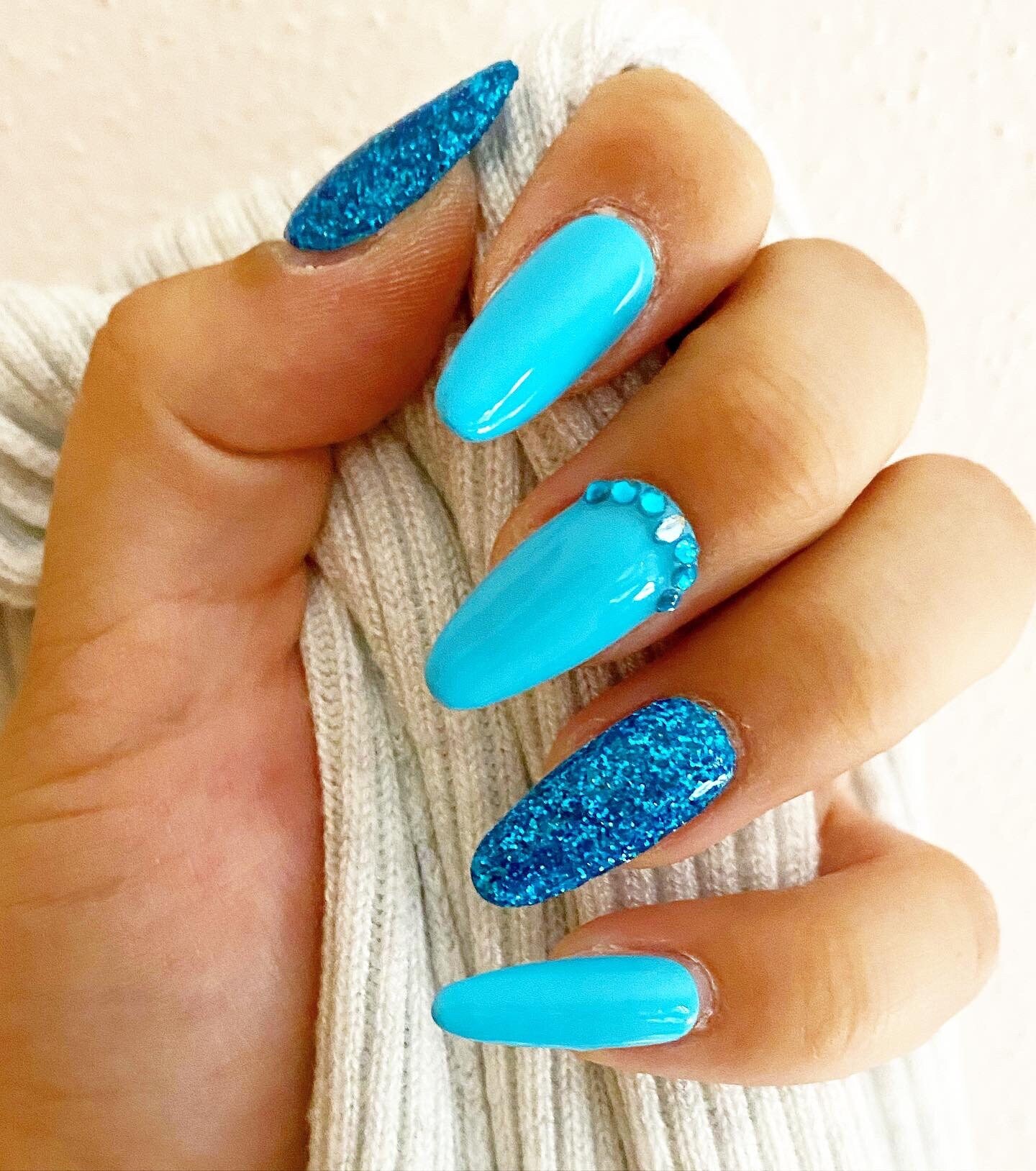 Press-On Nagel Set, Gelpolitur, Blau, Blaue Glitzer Akzente, Strass Detailiert, Glänzend Press-On Nagel Set, Gelpolitur, Blau, Blaue Glitzer Akzente, Strass Detailiert, Glänzend von Etsy - TheNailArtStudio