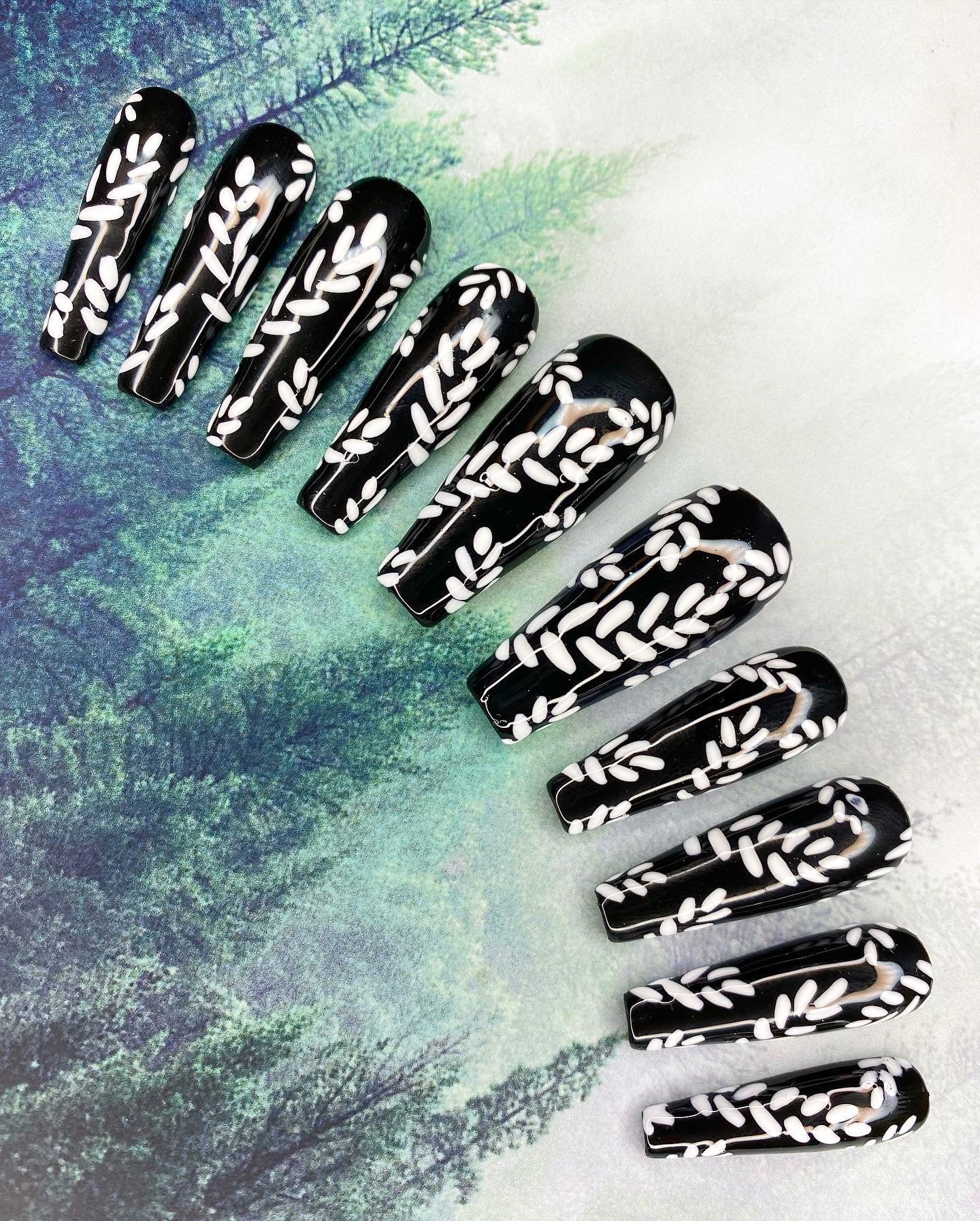 Press-On Nagel Set, Gelpolitur, Schwarz-Weiß-Farben, Blattdetails, Glänzend Press-On Nagel Set, Gelpolitur, Schwarz-Weiß-Farben, Blattdetails, Glänzend von Etsy - TheNailArtStudio
