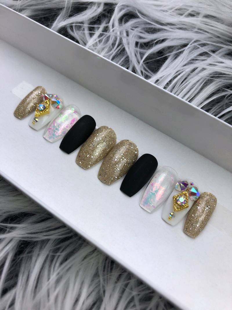Nageldruck ~ Falsche Nägel Fake Nails Mandelnägel Glitzernägel Kristallnägel Goldnägel Gelnägel von Etsy - TheNailEmpyrean