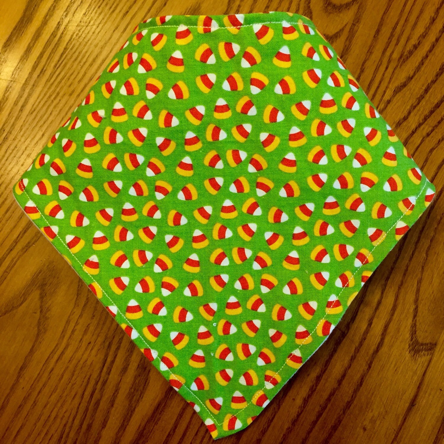 Baby Bandana Lätzchen - Halloween Grün Mit Süßigkeiten Mais von Etsy - TheSewingGinger