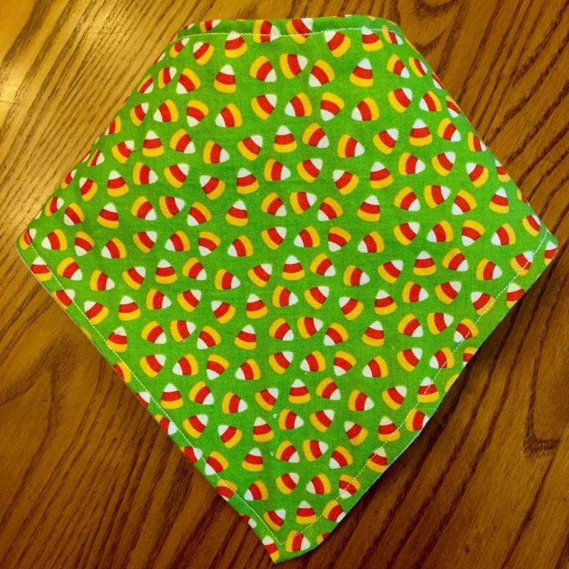 Baby Bandana Lätzchen - Halloween Grün Mit Süßigkeiten Mais Baby Bandana Lätzchen - Halloween Grün Mit Süßigkeiten Mais von Etsy - TheSewingGinger