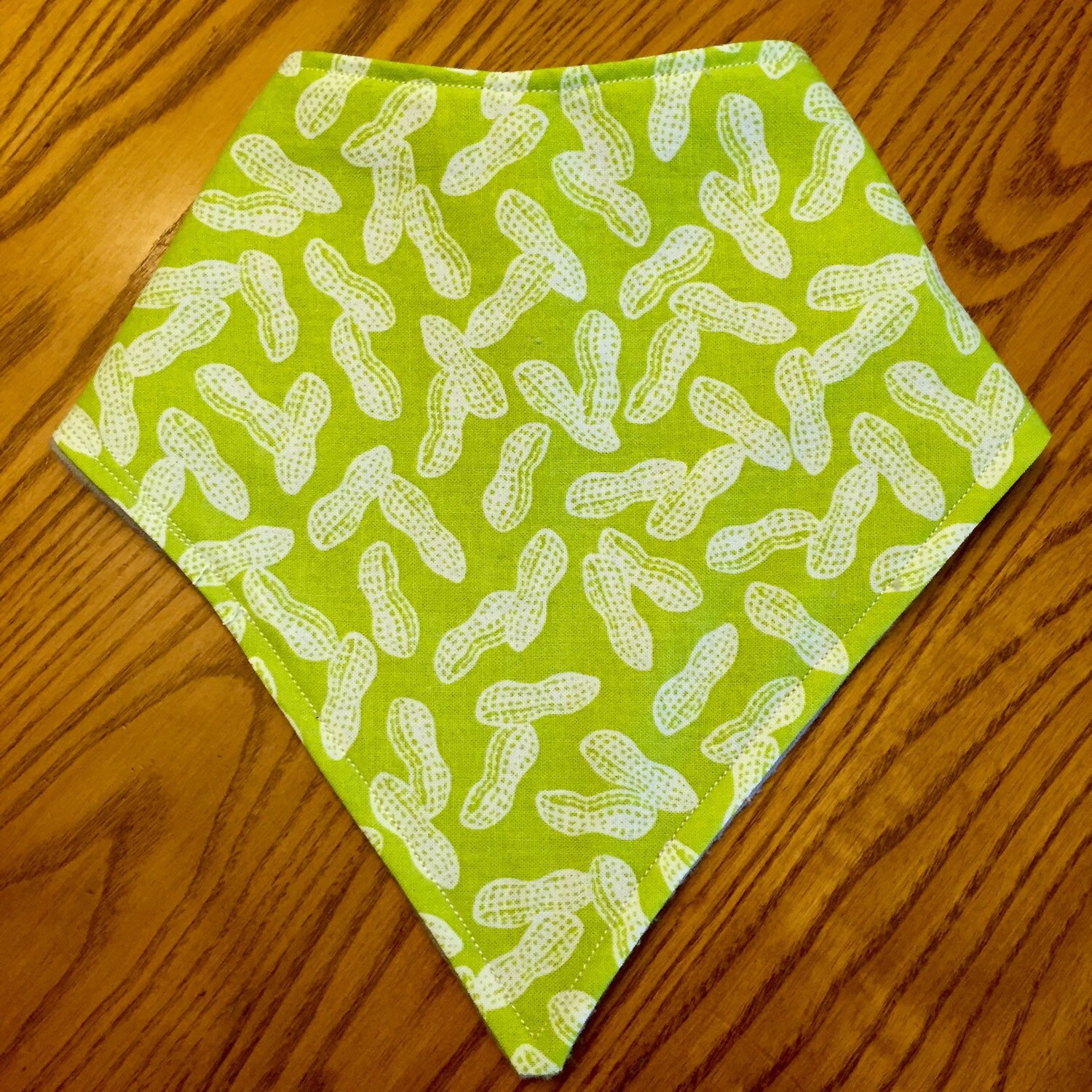 Baby-Halstuch - Lindgrün Erdnuss Baby-Halstuch - Lindgrün Erdnuss von Etsy - TheSewingGinger