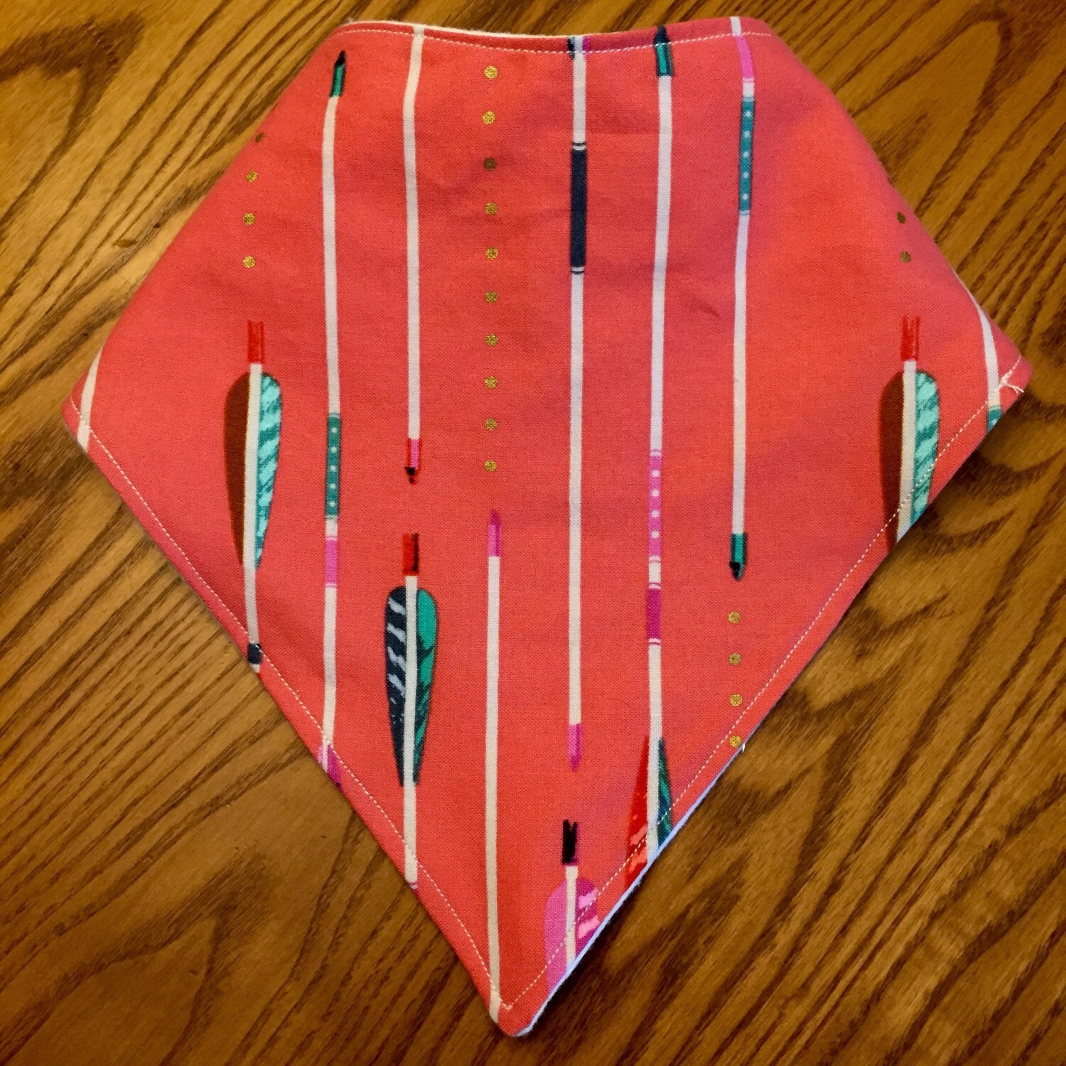 Bandana Lätzchen - Pink Mit Pfeilen von Etsy - TheSewingGinger