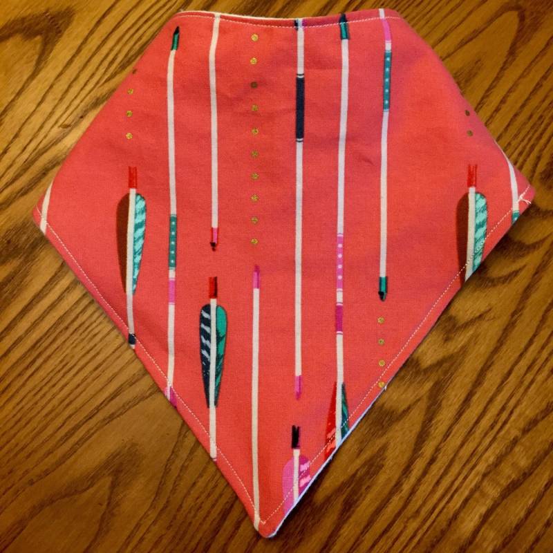 Bandana Lätzchen - Pink Mit Pfeilen von Etsy - TheSewingGinger