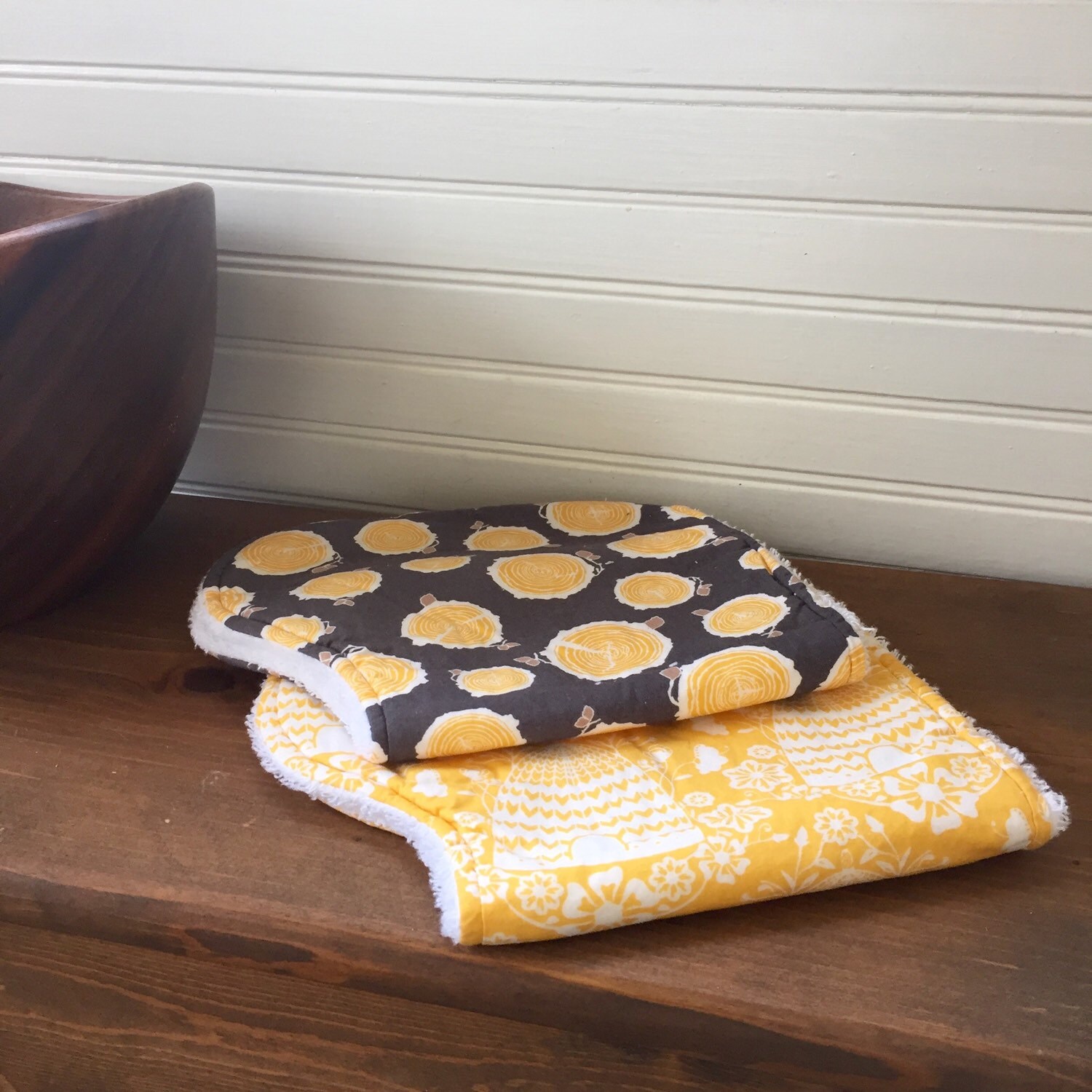 Konturierte Spucktuch - Bienen & Rinde, 2Er-Set von Etsy - TheSewingGinger