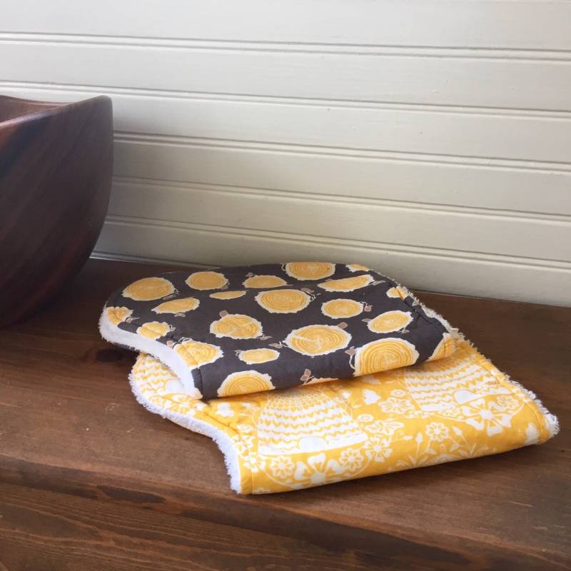 Konturierte Spucktuch - Bienen & Rinde, 2Er-Set Konturierte Spucktuch - Bienen & Rinde, 2Er-Set von Etsy - TheSewingGinger