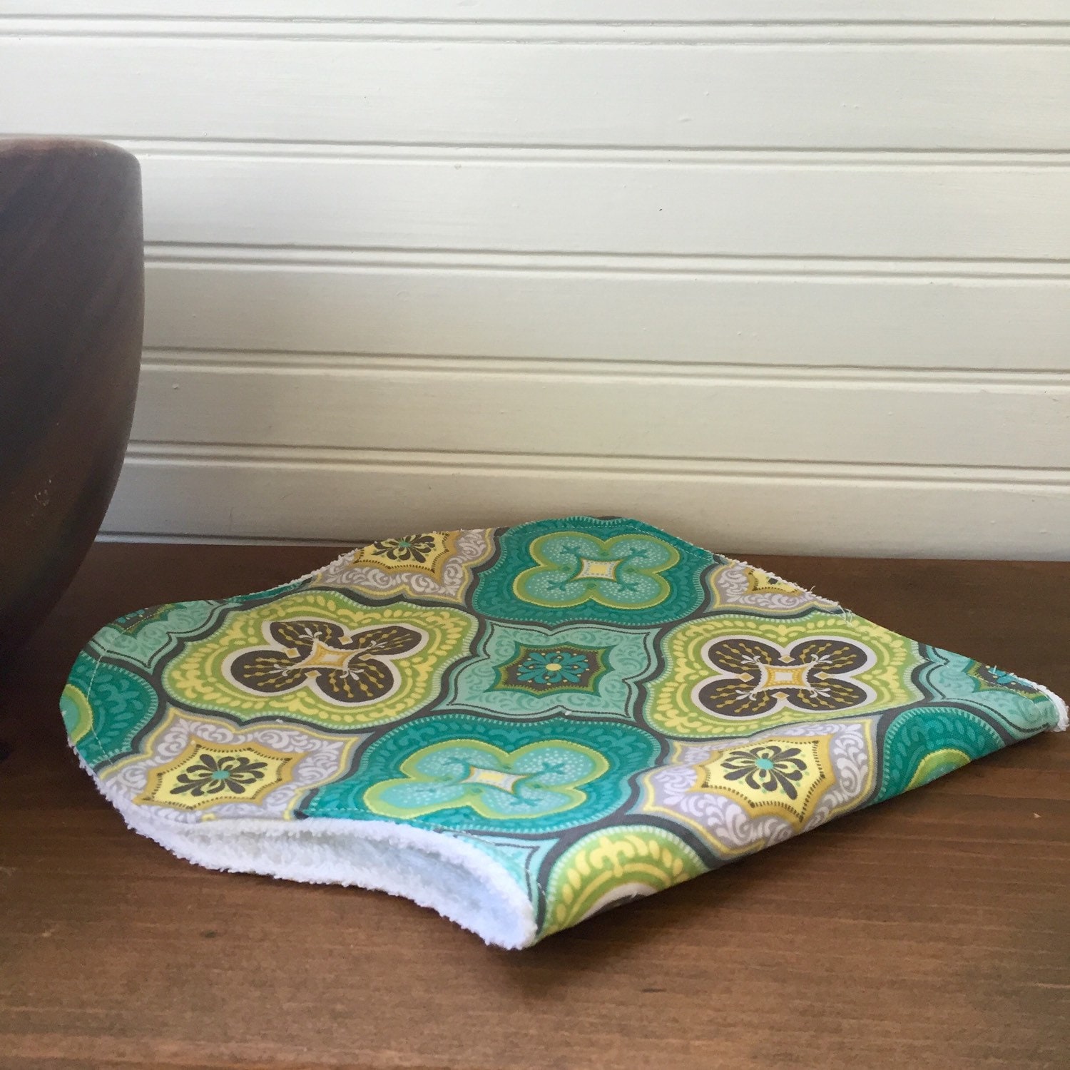 Konturierte Spucktuch - Grün Medaillon von Etsy - TheSewingGinger