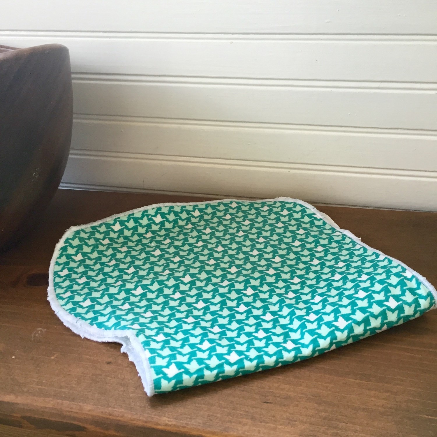 Konturierte Spucktuch - Petrol-Vögel von Etsy - TheSewingGinger