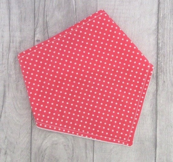 Bandana Dribble Lätzchen, Baby Polka Dot Neue Mama Geschenk, Koralle Baby-Dusche-Geschenk, Baby-Geschenk, Kinderkrankheiten Halstuch von Etsy - TheSewnbySarahShop