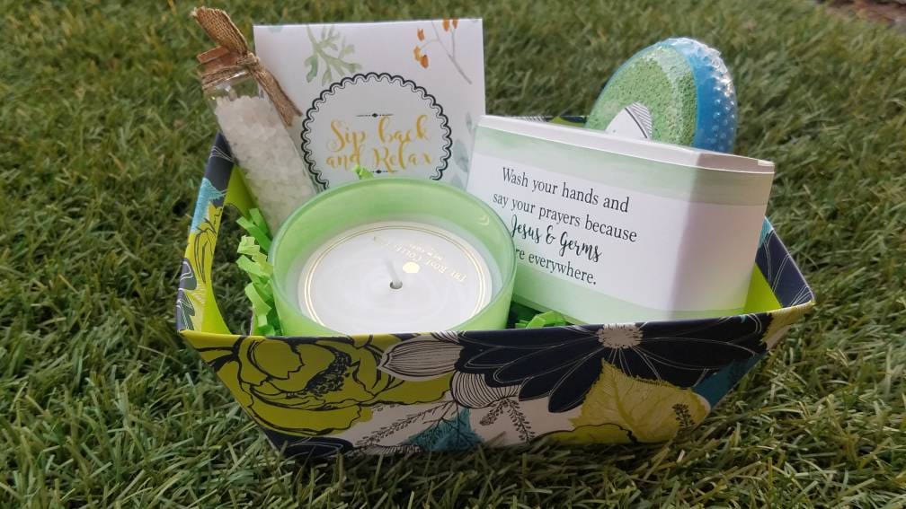 Personalisiertes Spa Geschenkset Blumenbox, Kerze & Badesalz von Etsy - TheShindyCo