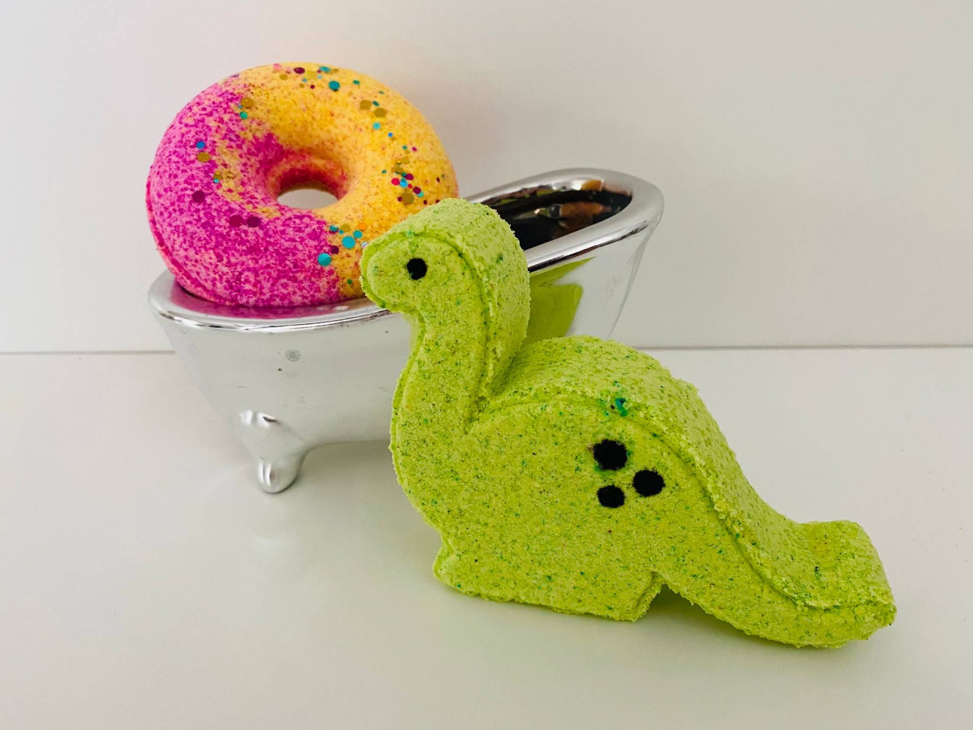 Badekugeln Kind, 2Er Set, Badekugel Kindergeschenk, Dinosaurier, Donut, Geschenk Junge, Mädchen Badekugeln Kind, 2Er Set, Badekugel Kindergeschenk, Dinosaurier, Donut, Geschenk Junge, Mädchen von Etsy - TheSpaFeeling