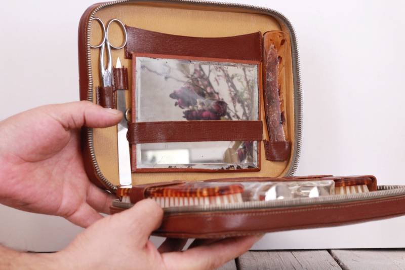 Vintage Reisekosmetik Kit in Ledertasche, Accessoires von Etsy - TheVintageAmerica