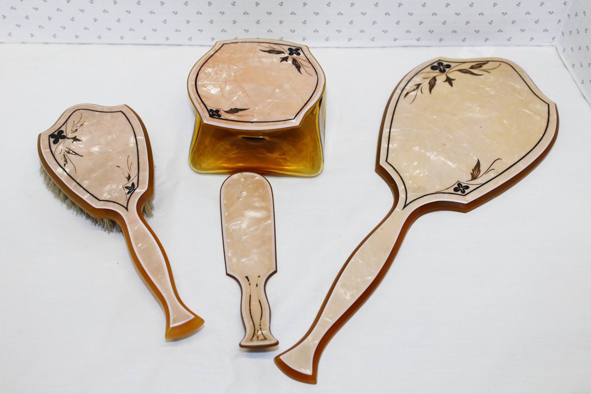 Vintage Art Deco Celluloid Bakelit Rosa Pearlized Kommode Waschtisch Set 4 Stück Glas, Bürste, Spiegel, Schuhanzieher Mit Muster von Etsy - TheVintageStrip