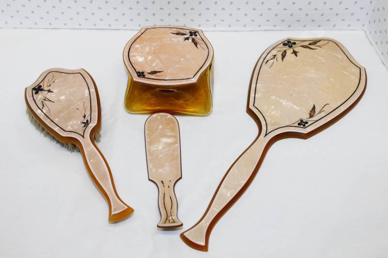 Vintage Art Deco Celluloid Bakelit Rosa Pearlized Kommode Waschtisch Set 4 Stück Glas, Bürste, Spiegel, Schuhanzieher Mit Muster von Etsy - TheVintageStrip