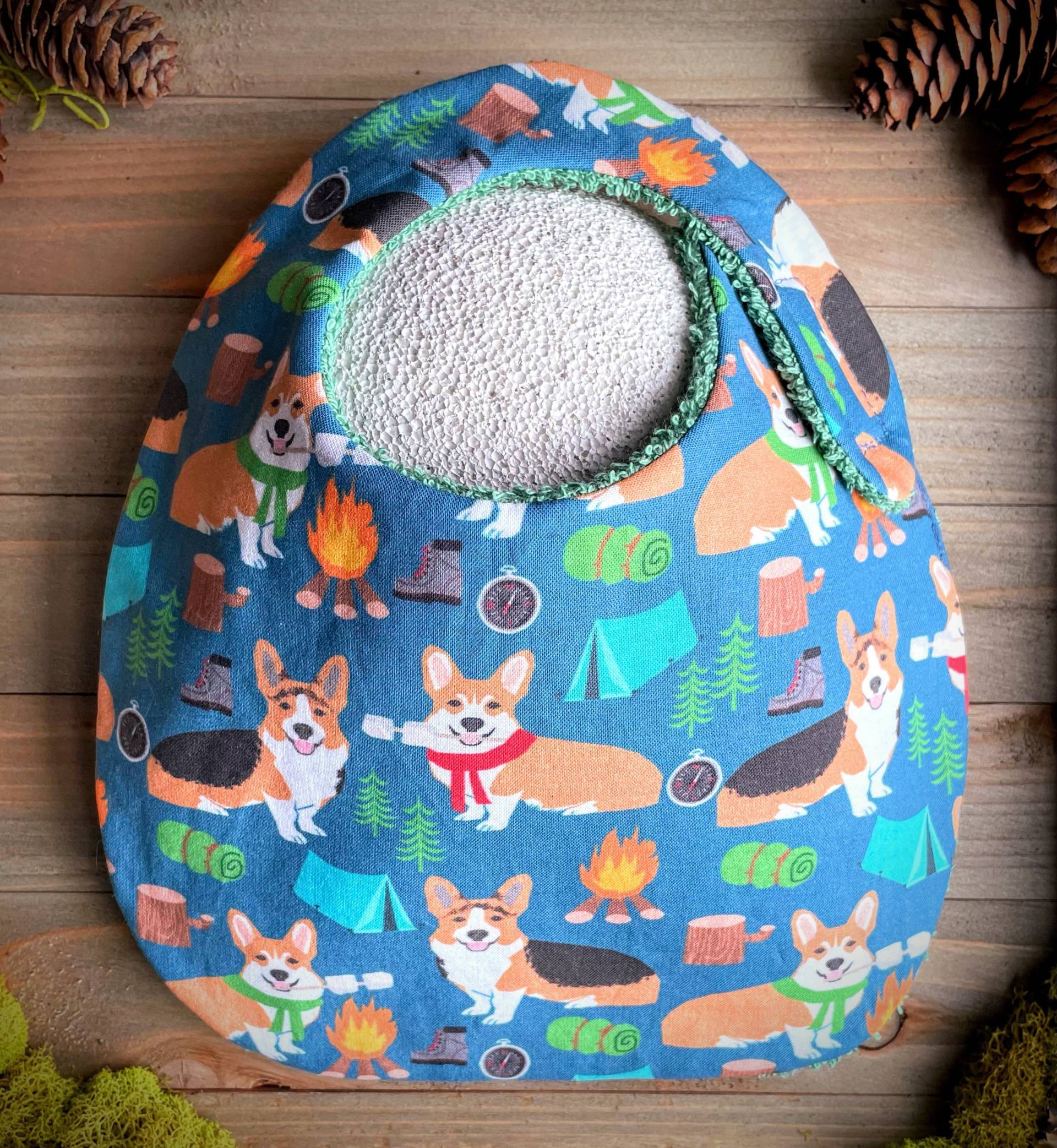 Lätzchen | Camping Corgis Baby Zahnen Sabbern Absorbierende Shower Geburt Geschenk Verstellbarer Klettverschluss Hund Outdoorsy Natur Wald Welpe Lätzchen | Camping Corgis Baby Zahnen Sabbern Absorbierende Shower Geburt Geschenk Verstellbarer Klettverschluss Hund Outdoorsy Natur Wald Welpe von Etsy - TheWobblyWaterbear
