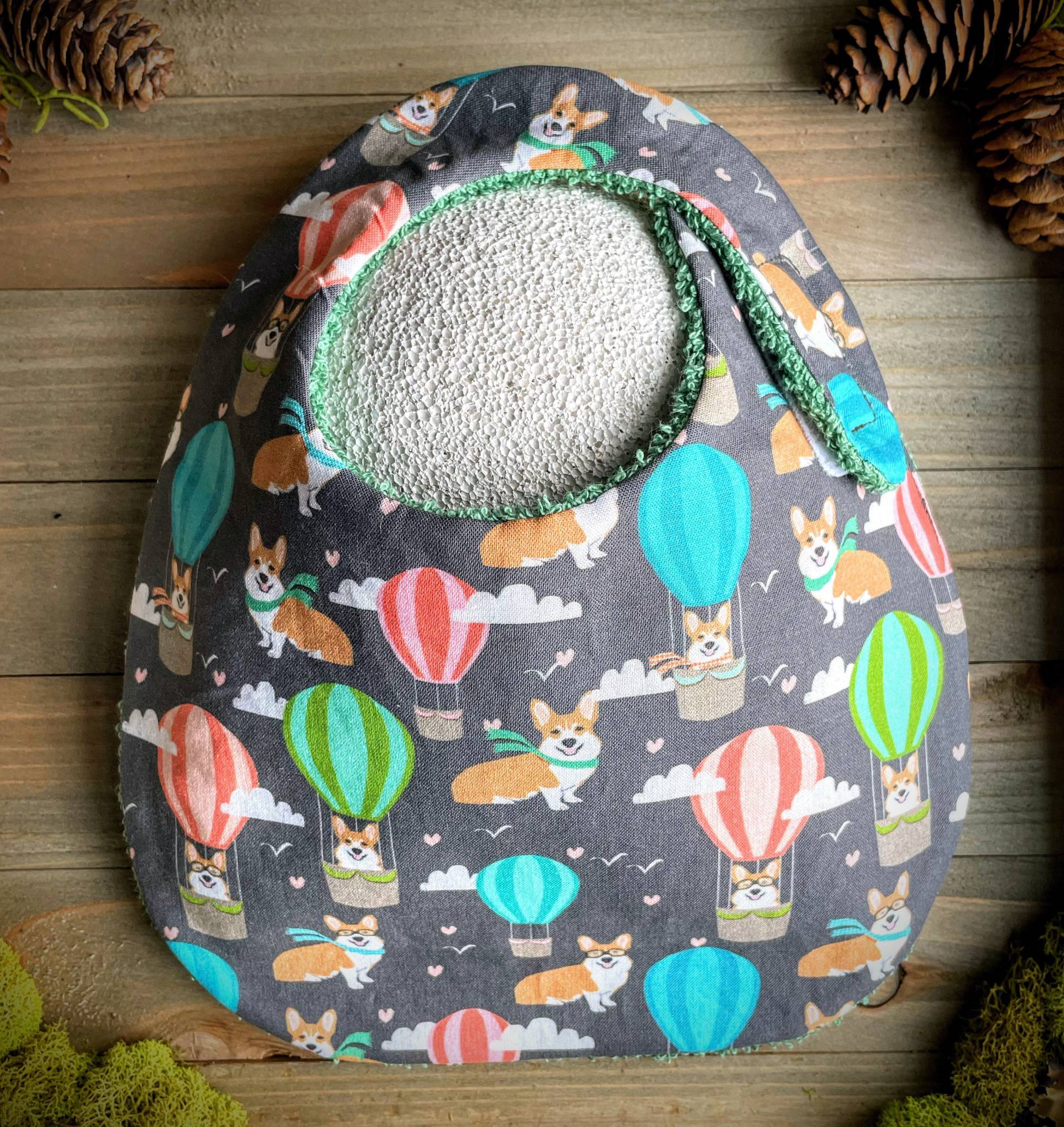 Lätzchen | Corgis Heißluftballons Baby Zahnen Sabbern Absorbierende Shower Geburt Geschenk Verstellbarer Verschluss Niedlicher Lustiger Spaßhund von Etsy - TheWobblyWaterbear