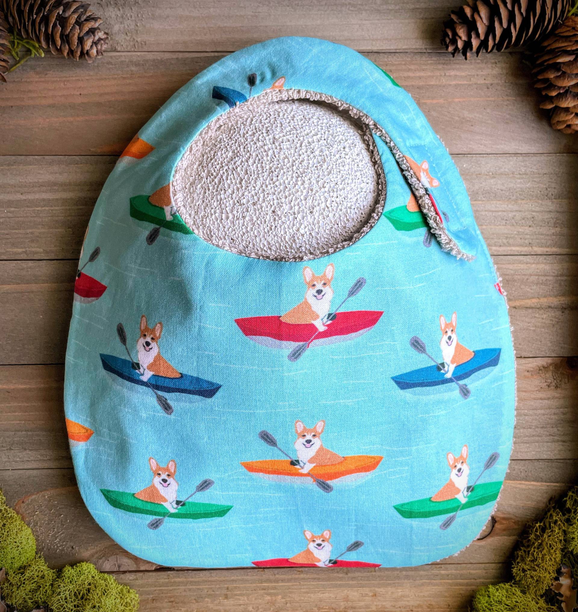 Lätzchen | Corgis Kayak Baby Zahnen Sabbern Absorbierende Shower Geburt Geschenk Verstellbarer Verschluss Hund Outdoorsy Nature Paddelboot von Etsy - TheWobblyWaterbear