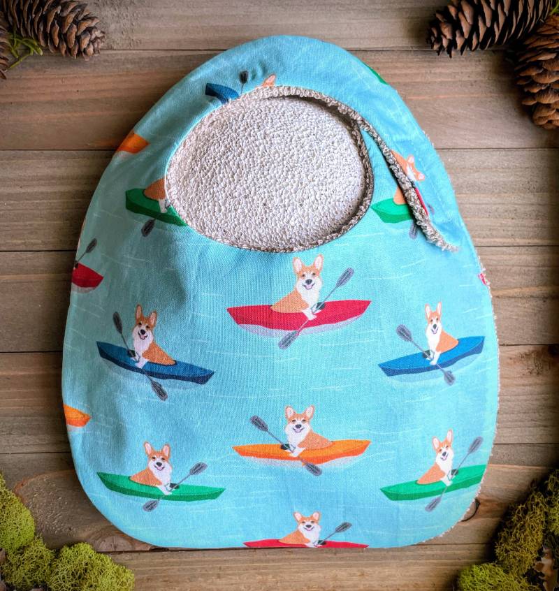 Lätzchen | Corgis Kayak Baby Zahnen Sabbern Absorbierende Shower Geburt Geschenk Verstellbarer Verschluss Hund Outdoorsy Nature Paddelboot von Etsy - TheWobblyWaterbear