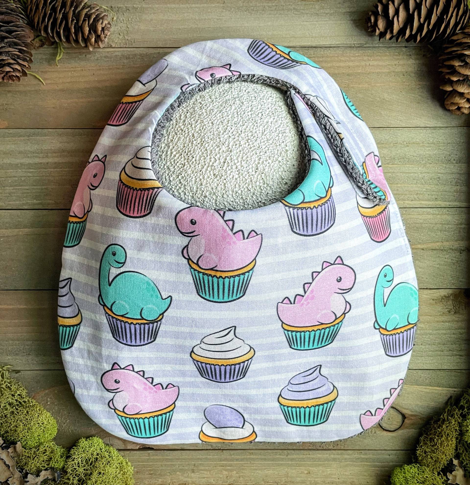 Lätzchen | Dinosaurier Cupcakes Baby Zahnen Sabbern Absorbierende Shower Geburt Geschenk Verstellbarer Klettverschluss Niedlicher Girly Dino Lätzchen | Dinosaurier Cupcakes Baby Zahnen Sabbern Absorbierende Shower Geburt Geschenk Verstellbarer Klettverschluss Niedlicher Girly Dino von Etsy - TheWobblyWaterbear