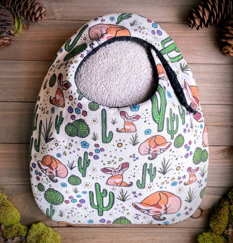 Lätzchen | Fennek Fuchs Baby Zahnen Sabbern Absorbierende Shower Geburt Geschenk Verstellbarer Klettverschluss Niedlicher Spaß Wüstentier Kaktus von Etsy - TheWobblyWaterbear