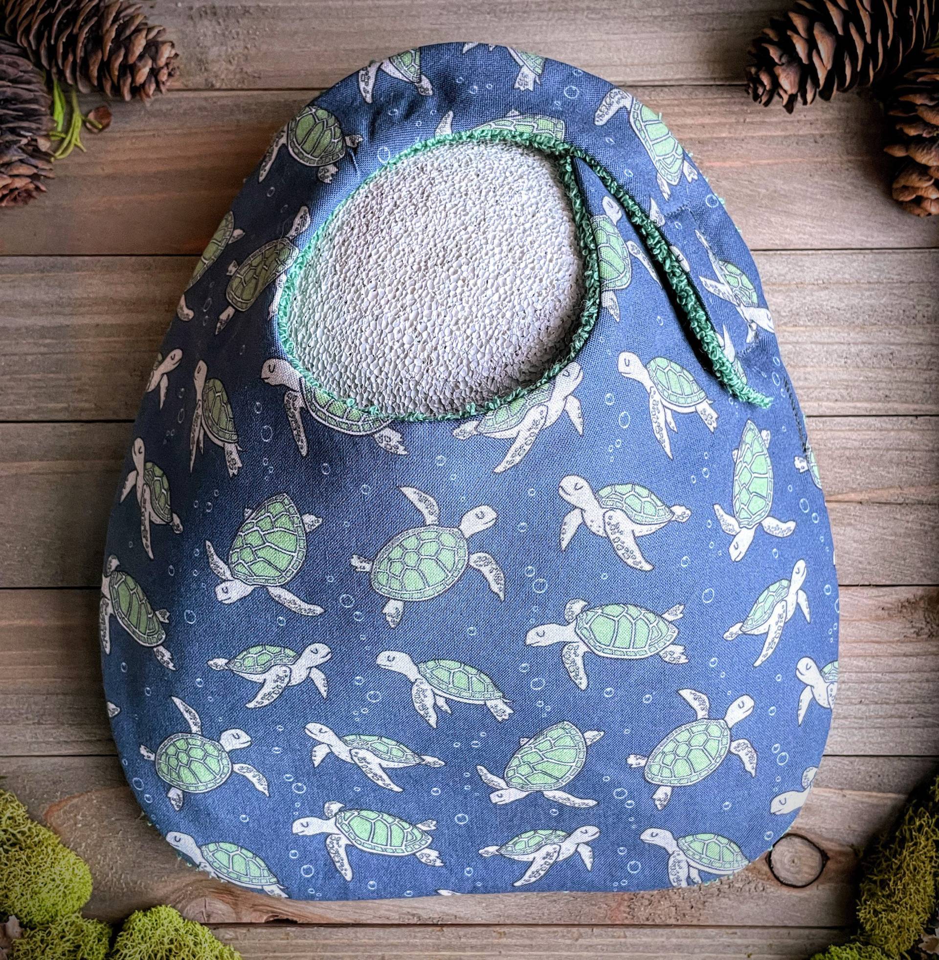 Lätzchen | Meeresschildkröten-Baby-Lätzchen Zahnen Sabbern Absorbierende Baby Shower Geburt Geschenk Verstellbarer Klettverschluss Ozean Meer von Etsy - TheWobblyWaterbear