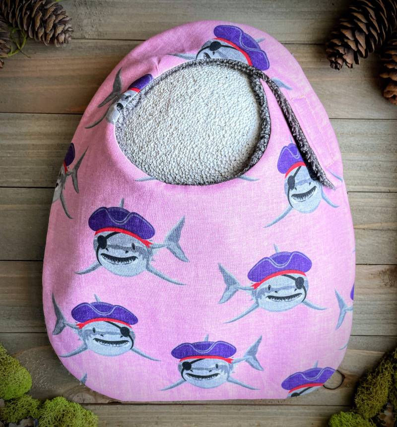 Lätzchen | Piraten Haie Rosa Baby Weißer Hai Spaß Pirat Wasser Ozean Geburtstagsgeschenk Babyparty Geschenk von Etsy - TheWobblyWaterbear