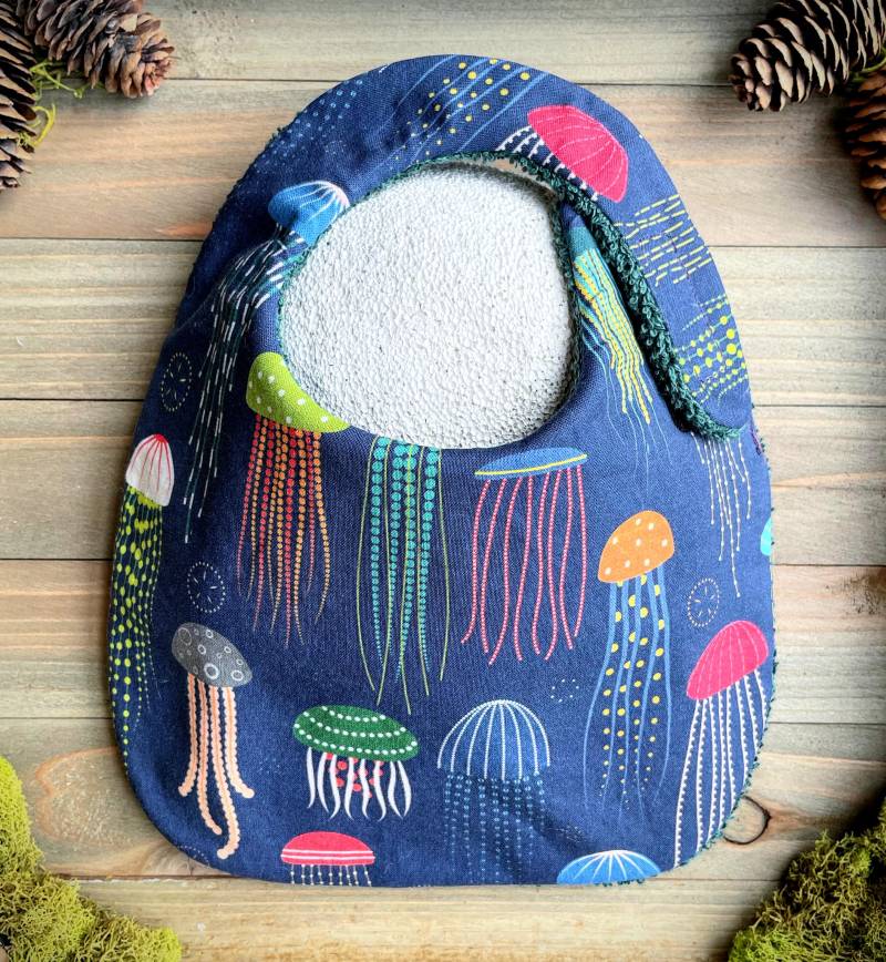 Lätzchen | Qualle Ozean Baby Zahnen Sabbern Absorbierende Shower Geburt Geschenk Verstellbarer Klettverschluss Tier Niedlich Spaß Verspielt von Etsy - TheWobblyWaterbear