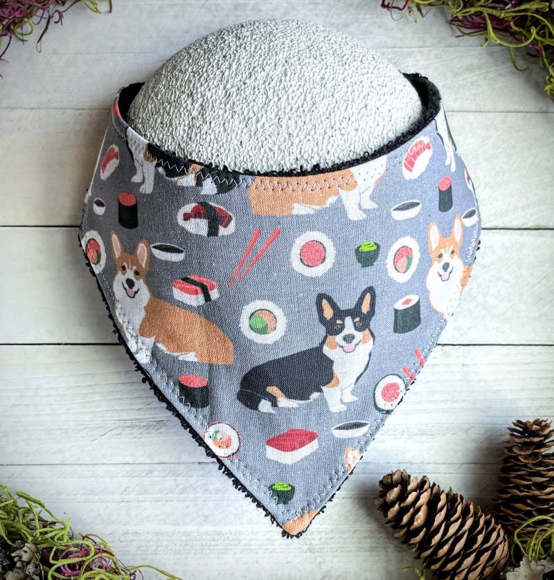 Lätzchen | Sushi Corgis Bandana Zahnen Sabbern Absorbierende Baby Shower Geburt Geschenk Verstellbare Druckknöpfe Niedlicher Spaß Hund Lustiger von Etsy - TheWobblyWaterbear