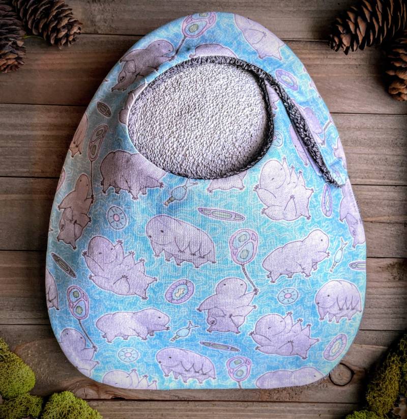 Lätzchen | Verspieltes Waterbear Baby Nerdy Tardigrade Geeky Wissenschaft Biologe Wasser Bär Einzigartiges Wunderliches Spaß Zahnen Babyparty von Etsy - TheWobblyWaterbear