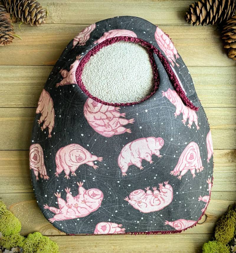 Lätzchen | Weltraum Bärtierchen Zahnen Sabbern Absorbierende Baby Shower Geburt Geschenk Verstellbarer Klettverschluss von Etsy - TheWobblyWaterbear