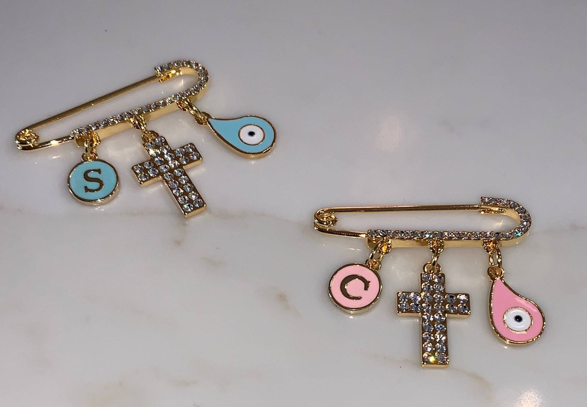 Crystal Cross Stroller Pin ™ Mit Personalisiertem Buchstaben Und Träne Evil Eye, Handgefertigtes 18K Vergoldetes, Bestes Tauf - Taufgeschenk von Etsy - TheYinToYourPin