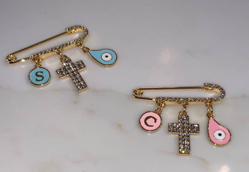Crystal Cross Stroller Pin ™ Mit Personalisiertem Buchstaben Und Träne Evil Eye, Handgefertigtes 18K Vergoldetes, Bestes Tauf - Taufgeschenk von Etsy - TheYinToYourPin