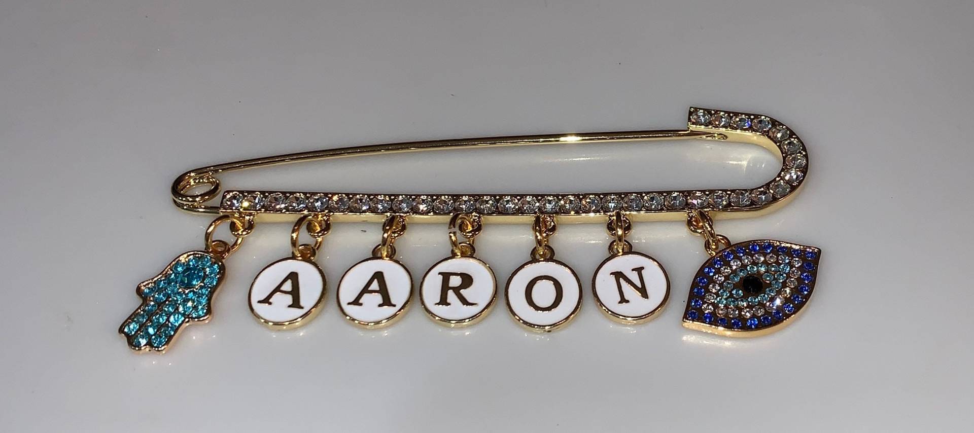 Crystal Name Stroller Pin ™ Mit Personalisiertem Namen, Crystal Hamsa & Evil Eye, Handgefertigt 18K Vergoldet, Baby Brosche, Best Shower Geschenk von Etsy - TheYinToYourPin