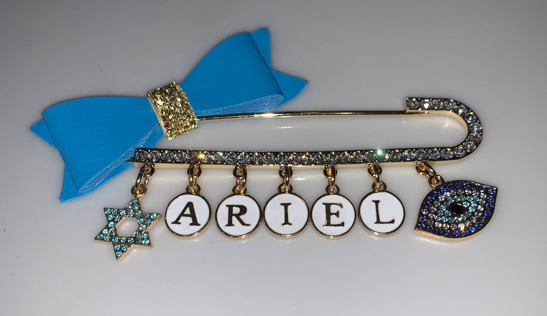 Crystal Stroller Pin ™ Mit Personalisiertem Namen, Magen David & Evil Eye Charms, Handgefertigte 18K Vergoldete Brosche, Besten Bris von Etsy - TheYinToYourPin