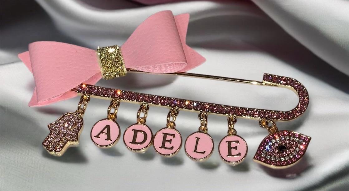 Crystal Stroller Pin ™ Mit Personalisiertem Namen Und Crystal Hamsa Evil Eye Charms, Handgefertigt 18K Vergoldet, Bestes Babypartygeschenk von Etsy - TheYinToYourPin