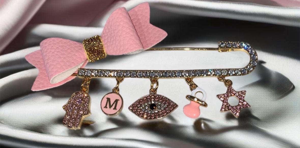 Initial Crystal Stroller Pin ™ Mit Personalisiertem Buchstaben Und 4 Anhängern, Handgefertigtes 18K Gold Überzogen, Geschenk Zum Baby, Brosche von Etsy - TheYinToYourPin